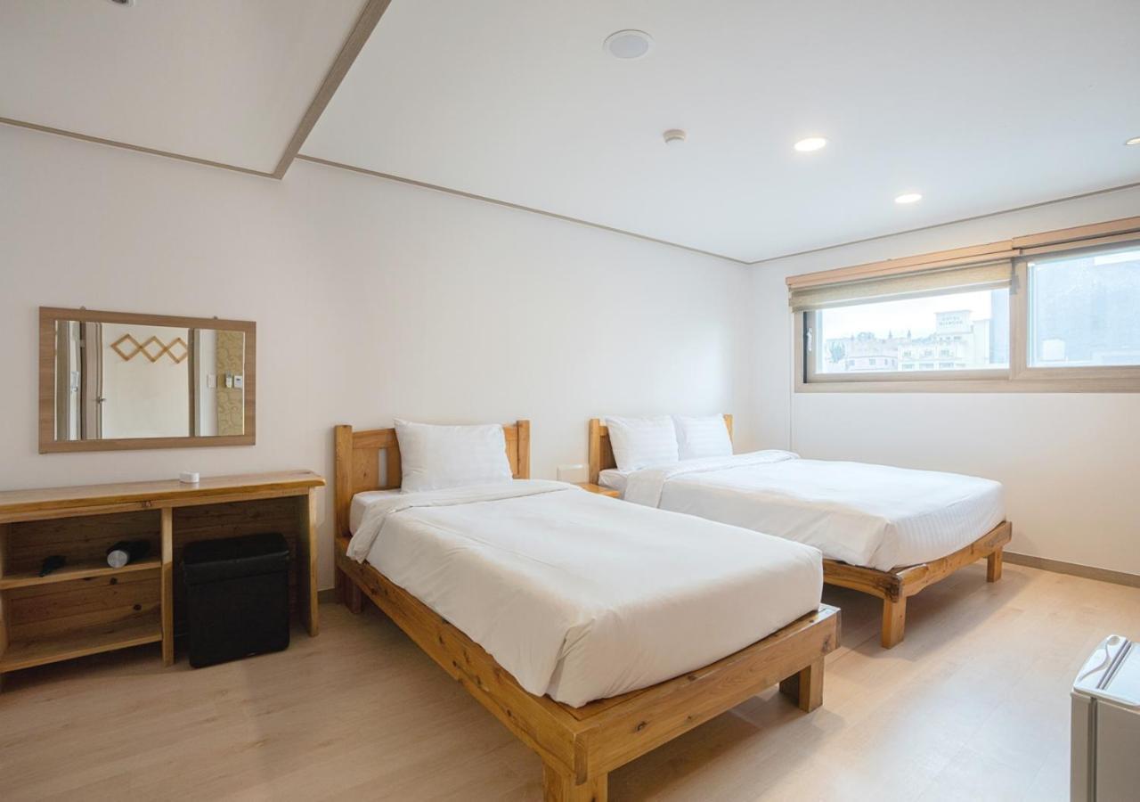 J2 Family Hotel Чеджудо Экстерьер фото