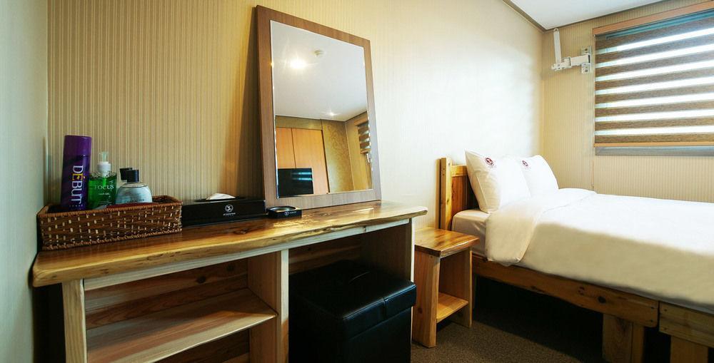J2 Family Hotel Чеджудо Экстерьер фото