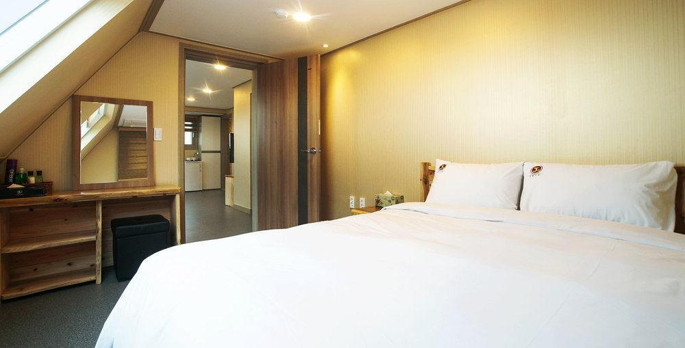 J2 Family Hotel Чеджудо Экстерьер фото