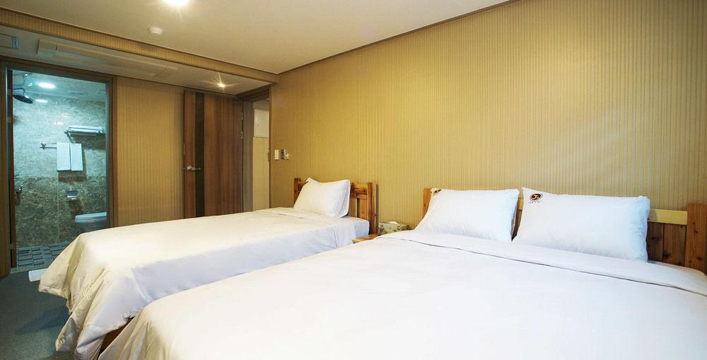 J2 Family Hotel Чеджудо Экстерьер фото