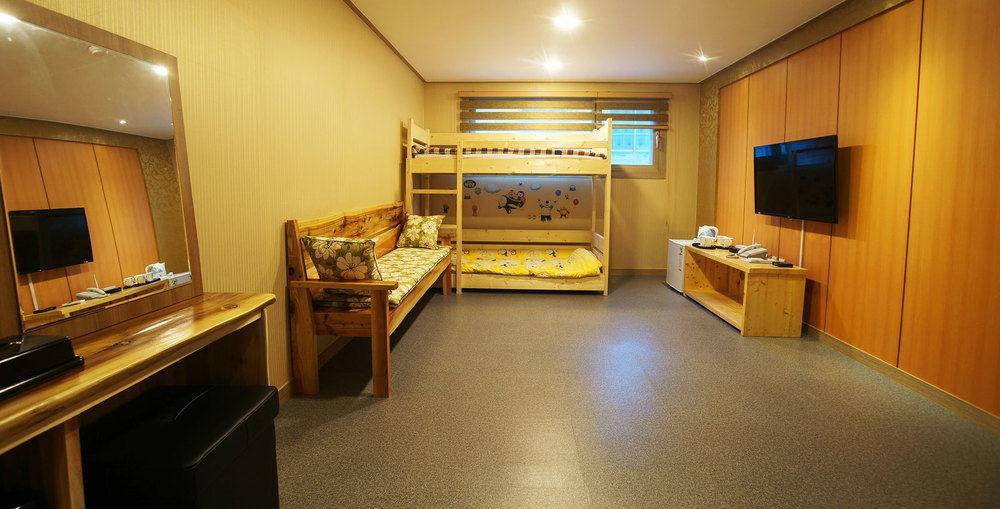 J2 Family Hotel Чеджудо Экстерьер фото