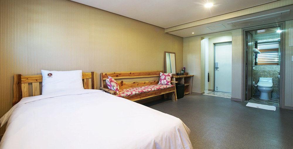 J2 Family Hotel Чеджудо Экстерьер фото