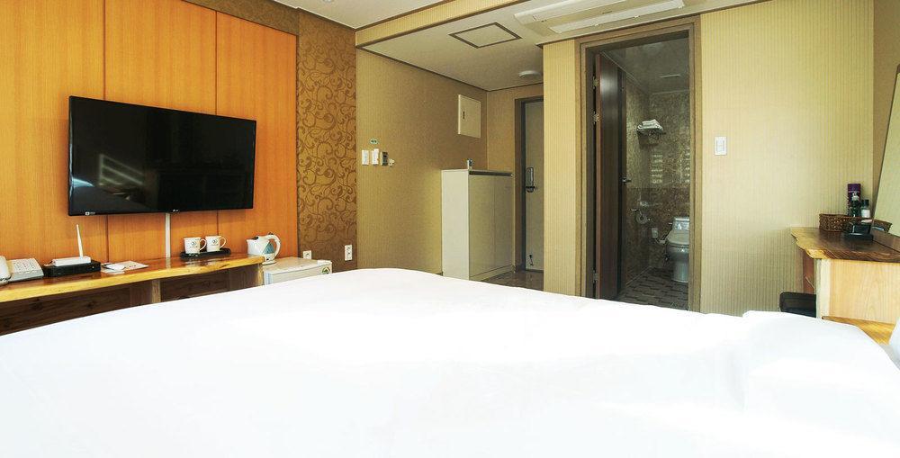 J2 Family Hotel Чеджудо Экстерьер фото