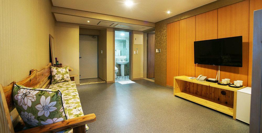 J2 Family Hotel Чеджудо Экстерьер фото