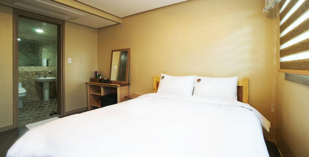 J2 Family Hotel Чеджудо Экстерьер фото