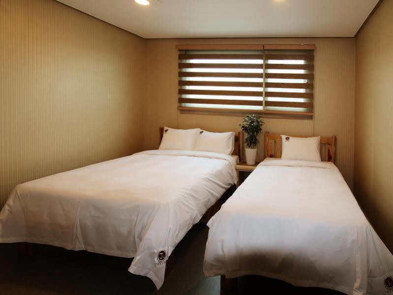 J2 Family Hotel Чеджудо Экстерьер фото